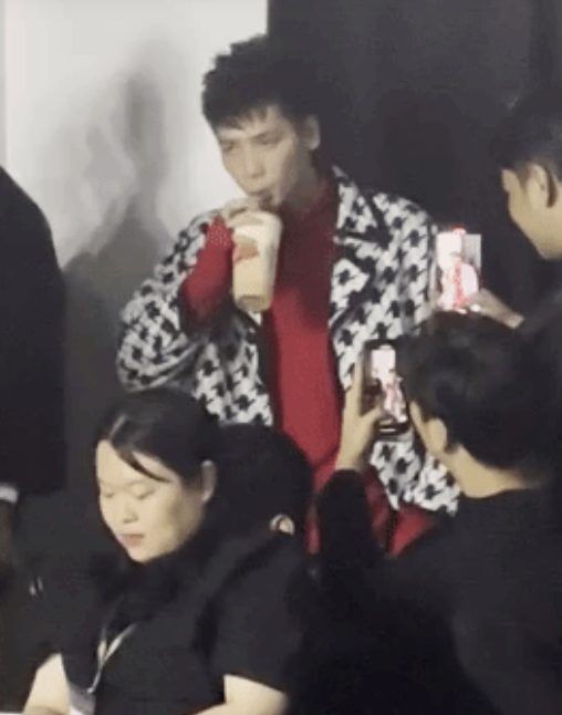 Sau màn "combat" với hoa hậu Ý Nhi, game thủ PUBG Mobile cầm hẳn trà sữa lên sàn catwalk - Ảnh 3. Sau màn "combat" với hoa hậu Ý Nhi, game thủ PUBG Mobile cầm hẳn trà sữa lên sàn catwalk - Ảnh 3.