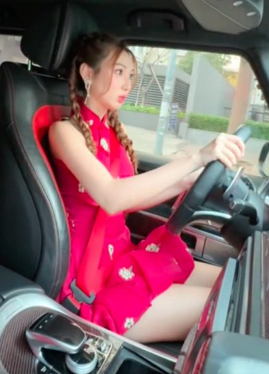 Danh tính gái xinh cầm lái G63 gây "sốt" CĐM, từng lộ khoảnh khắc tình tứ với "người miền núi chất" - Ảnh 4. Danh tính gái xinh cầm lái G63 gây "sốt" CĐM, từng lộ khoảnh khắc tình tứ với "người miền núi chất" - Ảnh 4.