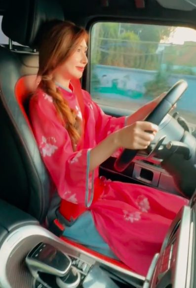 Danh tính gái xinh cầm lái G63 gây "sốt" CĐM, từng lộ khoảnh khắc tình tứ với "người miền núi chất" - Ảnh 2. Danh tính gái xinh cầm lái G63 gây "sốt" CĐM, từng lộ khoảnh khắc tình tứ với "người miền núi chất" - Ảnh 2.