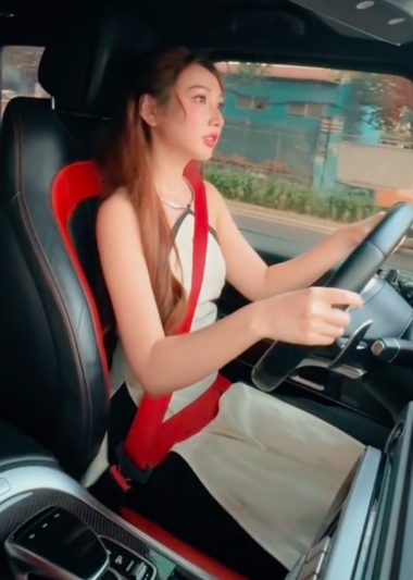 Danh tính gái xinh cầm lái G63 gây "sốt" CĐM, từng lộ khoảnh khắc tình tứ với "người miền núi chất" - Ảnh 3. Danh tính gái xinh cầm lái G63 gây "sốt" CĐM, từng lộ khoảnh khắc tình tứ với "người miền núi chất" - Ảnh 3.