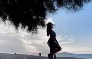 Mặc bikini livestream trên bãi biển, nữ streamer có hành động gợi cảm suýt thì lộ ‘khoảnh khắc hớ hênh’ avatar1675677933872 16756779345332132343222png