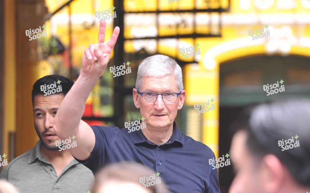Tim Cook có mặt tại Hồ Hoàn Kiếm, giao lưu cùng Duy Thẩm và báo chí- Ảnh 1. Tim Cook có mặt tại Hồ Hoàn Kiếm, giao lưu cùng Duy Thẩm và báo chí- Ảnh 1.