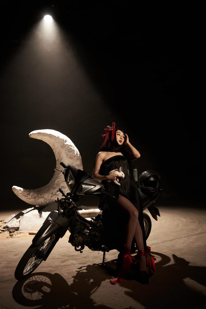 b11 Mina Young với mặt đẹp như nàng thơ, vóc dáng gợi cảm muôn phần trong MV Cung Trăng vừa ra mắt b11