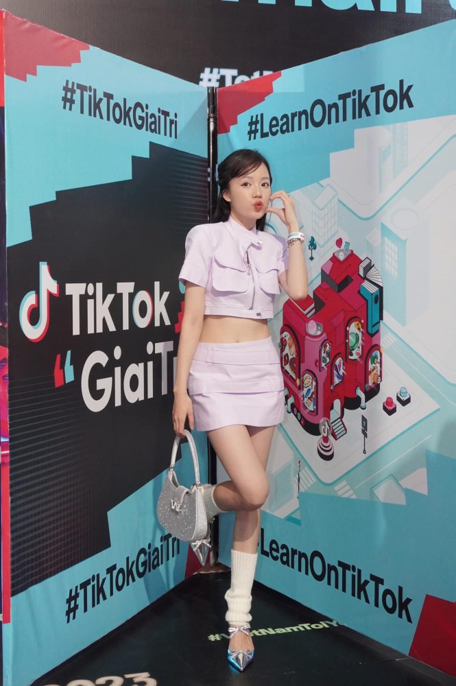 Mèo Sao Hỏa khoe chân dài váy ngắn sexy, trắng đẹp miên man b2 1