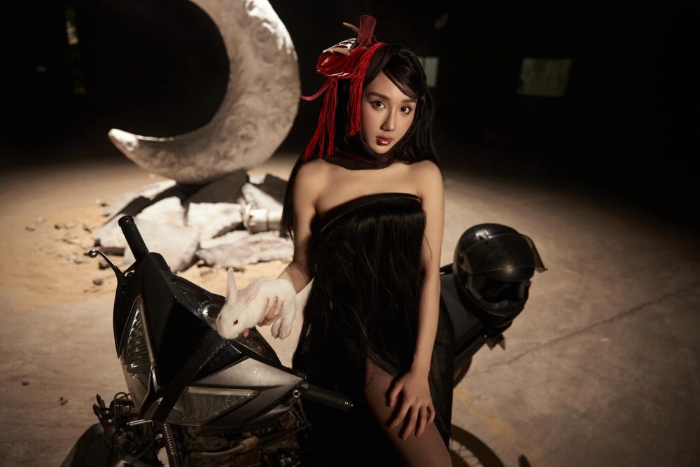 b21 Mina Young với mặt đẹp như nàng thơ, vóc dáng gợi cảm muôn phần trong MV Cung Trăng vừa ra mắt b21