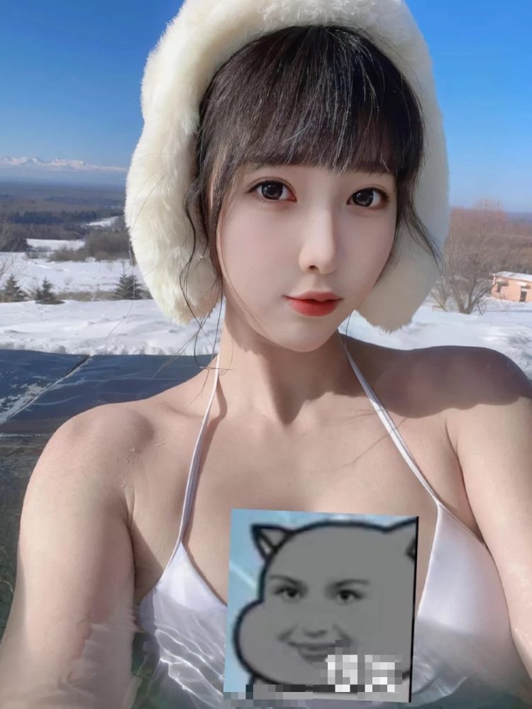 Mặc bikini livestream trên bãi biển, nữ streamer có hành động gợi cảm suýt thì lộ ‘khoảnh khắc hớ hênh’ - Ảnh 1.