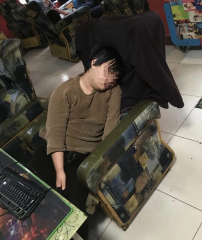 Game thủ ‘cắm chốt ăn dầm ở dề’ hơn nửa năm trong quán game, áo len mặc cũng đổi cả màu - Ảnh 1. Game thủ ‘cắm chốt ăn dầm ở dề’ hơn nửa năm trong quán game, áo len mặc cũng đổi cả màu - Ảnh 1.