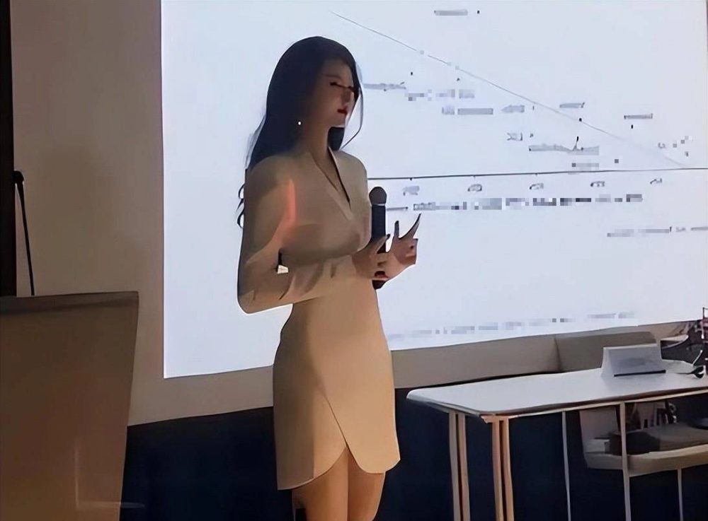 CĐM tranh cãi với bức ảnh của một nữ giảng viên xinh đẹp gợi cảm có gương mặt giống hệt AI - Ảnh 1. CĐM tranh cãi với bức ảnh của một nữ giảng viên xinh đẹp gợi cảm có gương mặt giống hệt AI - Ảnh 1.