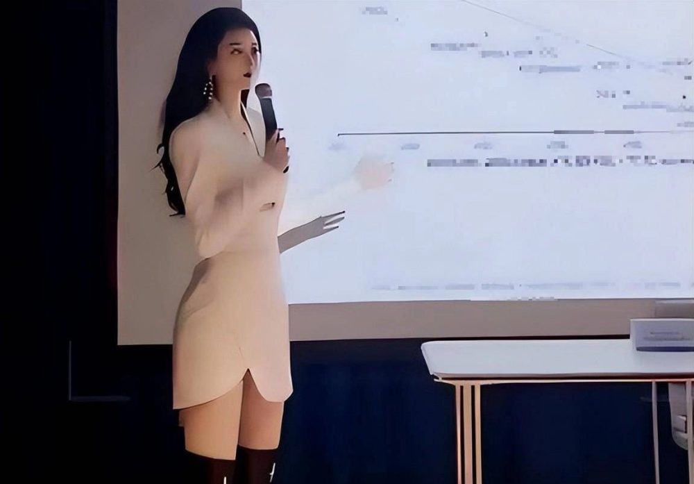 CĐM tranh cãi với bức ảnh của một nữ giảng viên xinh đẹp gợi cảm có gương mặt giống hệt AI - Ảnh 2. CĐM tranh cãi với bức ảnh của một nữ giảng viên xinh đẹp gợi cảm có gương mặt giống hệt AI - Ảnh 2.