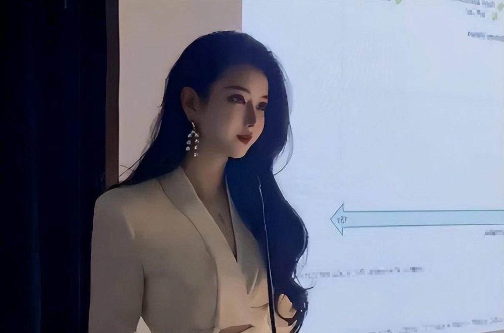 CĐM tranh cãi với bức ảnh của một nữ giảng viên xinh đẹp gợi cảm có gương mặt giống hệt AI - Ảnh 3. CĐM tranh cãi với bức ảnh của một nữ giảng viên xinh đẹp gợi cảm có gương mặt giống hệt AI - Ảnh 3.