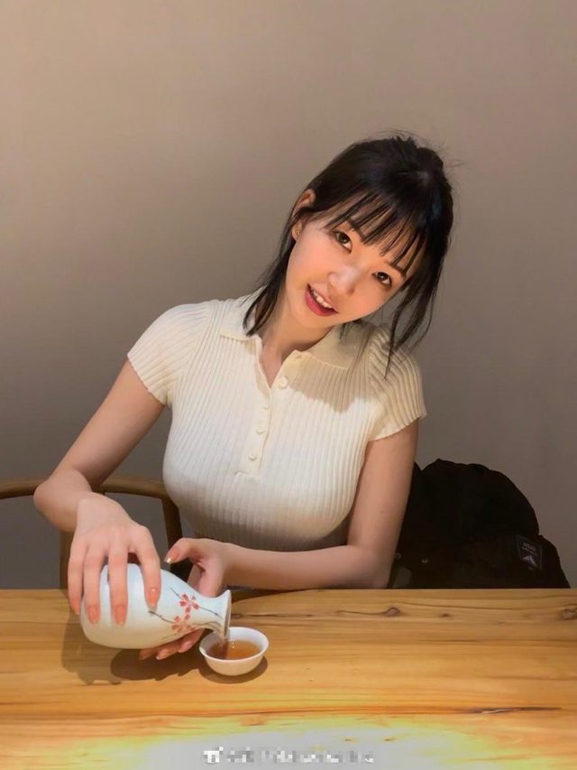 Đang có cả triệu follow, hot girl xinh đẹp chuyển sang livestream gặp sự cố bất ngờ, fan vội "bỏ chạy" - Ảnh 3.