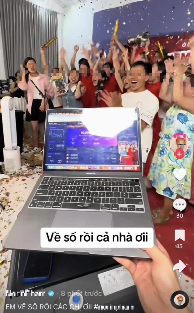 TikToker bất chấp tất cả để làm nội dung câu view, trào lưu độc hại nhưng vẫn được ủng hộ mạnh mẽ?- Ảnh 2. TikToker bất chấp tất cả để làm nội dung câu view, trào lưu độc hại nhưng vẫn được ủng hộ mạnh mẽ?- Ảnh 2.