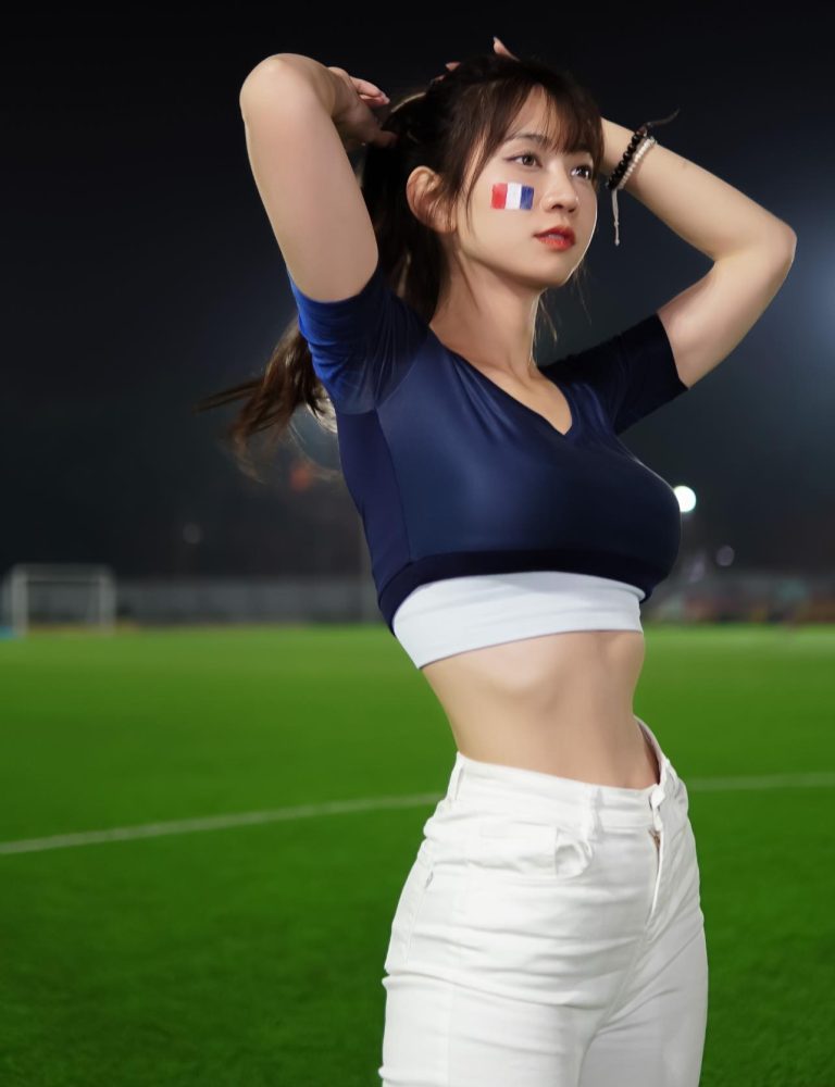 c6b014 Lê Bống với bộ đồ sexy cổ vũ cho đội tuyển Pháp trong trận Chung kết World Cup c6b014
