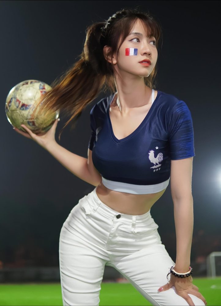 c6b032 Lê Bống với bộ đồ sexy cổ vũ cho đội tuyển Pháp trong trận Chung kết World Cup c6b032