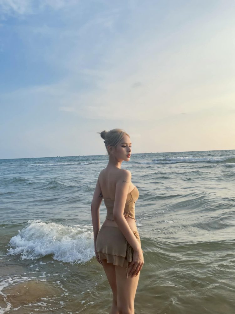 c6b04-1 Xoài Non khoe dáng nuột, eo thon khiến dân mạng "đứng ngồi không yên" c6b04 1