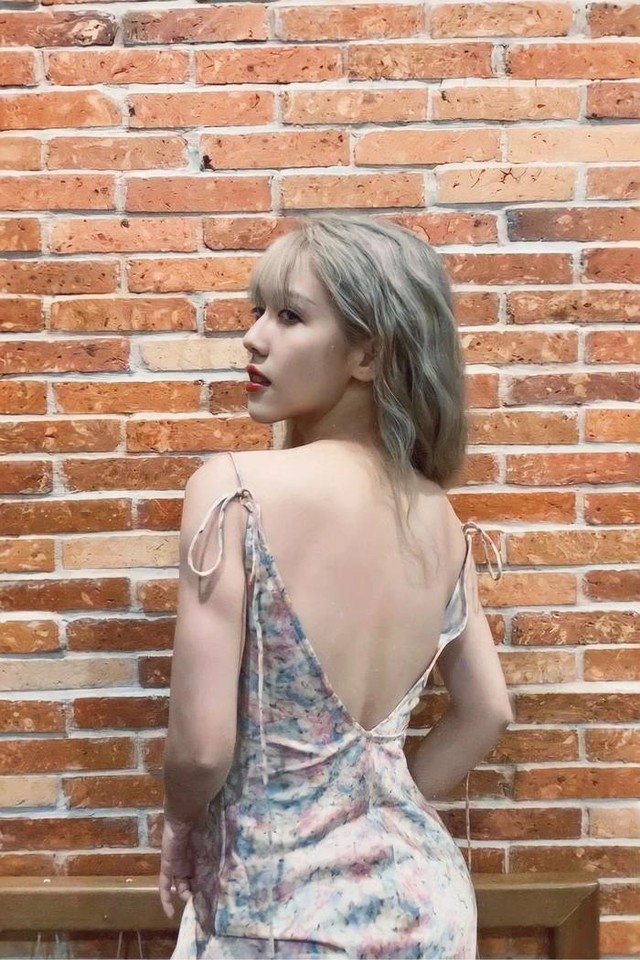 Thoát vai "đứa trẻ chậm lớn", Hậu Hoàng diện đồ hở, cùng loạt biểu cảm "khó đỡ" trong diện mạo mới - Ảnh 3. Thoát vai "đứa trẻ chậm lớn", Hậu Hoàng diện đồ hở, cùng loạt biểu cảm "khó đỡ" trong diện mạo mới - Ảnh 3.