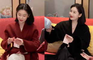 Chỉ ngồi lì xì cũng gây "sốt", nữ tổng tài năm ấy Tết này ra sao? 28 Chỉ ngồi lì xì cũng gây "sốt", nữ tổng tài năm ấy Tết này ra sao? co gai xinh dep noi tieng vi li xi khung cho nguoi thandocx 1707761056212 1707870242653 17078702433662137060531 54 0 692 1020 crop 1707870492234831414912png