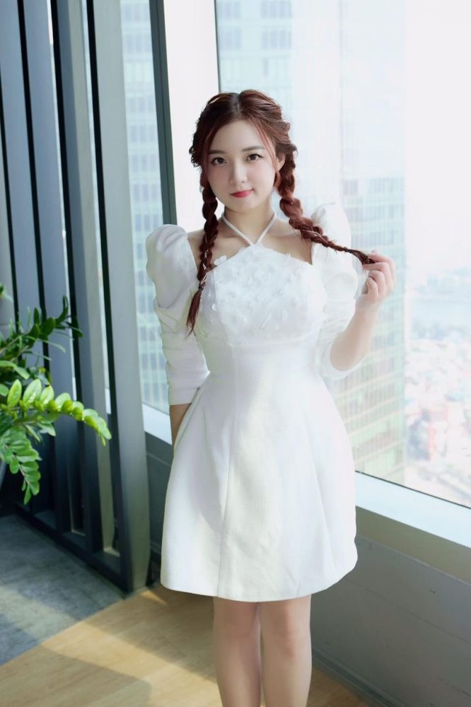 d-1 MC Phương Thảo đăng ảnh xinh đẹp, dễ thương trong bộ váy trắng d 1