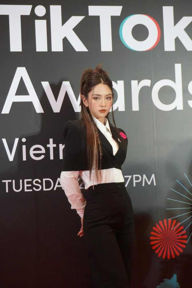 Lê Bống khoe ảnh với thần thái "cực ngầu" tại TikTok Awards 2022 d11 2