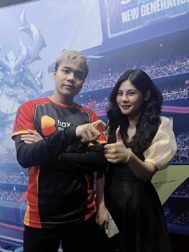 Bị bắt quả tang thì thầm "to nhỏ" với tuyển thủ VGM, biểu cảm của MC Kim Ngân gây chú ý - Ảnh 1. Bị bắt quả tang thì thầm "to nhỏ" với tuyển thủ VGM, biểu cảm của MC Kim Ngân gây chú ý - Ảnh 1.