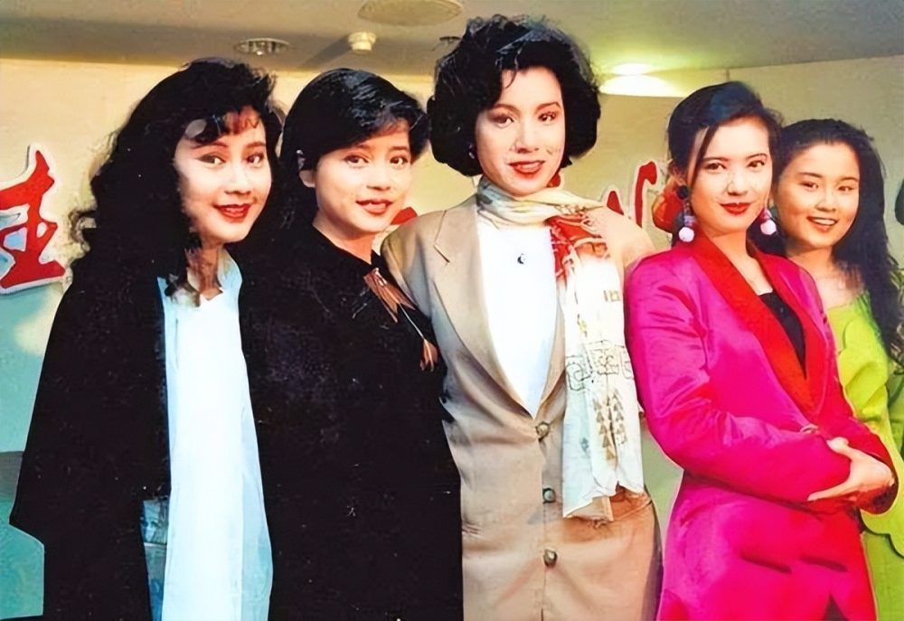 1 mỹ nhân hạng A gây sốc vì úp thùng rác lên đầu bạn diễn, còn hả hê 1 mỹ nhân hạng A gây sốc vì úp thùng rác lên đầu bạn diễn, còn hả hê