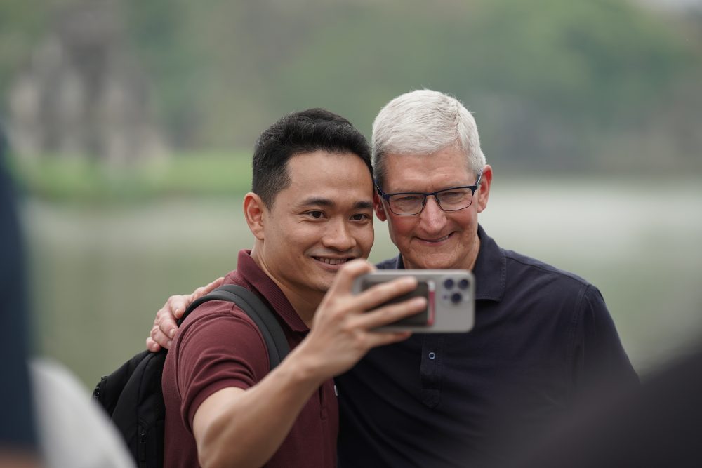 Tim Cook có mặt tại Hồ Hoàn Kiếm, giao lưu cùng Duy Thẩm và báo chí- Ảnh 4. Tim Cook có mặt tại Hồ Hoàn Kiếm, giao lưu cùng Duy Thẩm và báo chí- Ảnh 4.