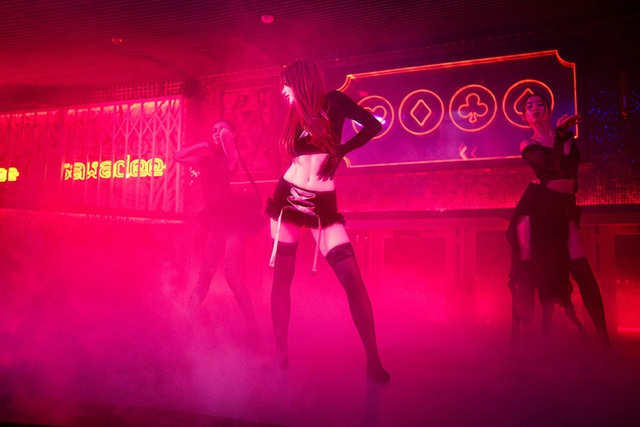 CiiN tình tứ với trai lạ trong "hit" trăm triệu, tặng quà bản thân trước thêm tuổi mới - Ảnh 2.