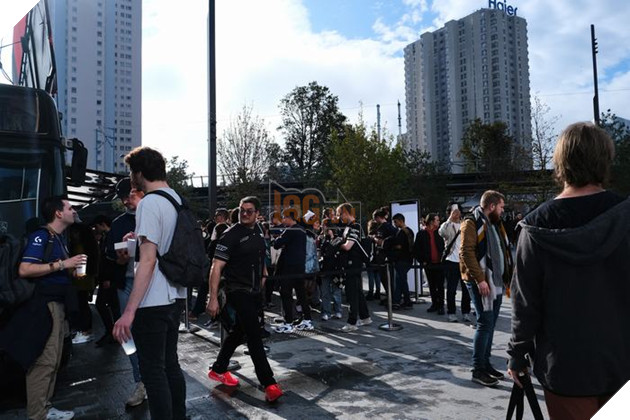 CKTG 2024: Bau Khong Khi Cuong Nhiet Cho Tran Ban Ket Mo Man Giua BLG va WBG 15 CKTG 2024: Bầu Không Khí Cuồng Nhiệt Cho Trận Bán Kết Mở Màn Giữa BLG và WBG 15