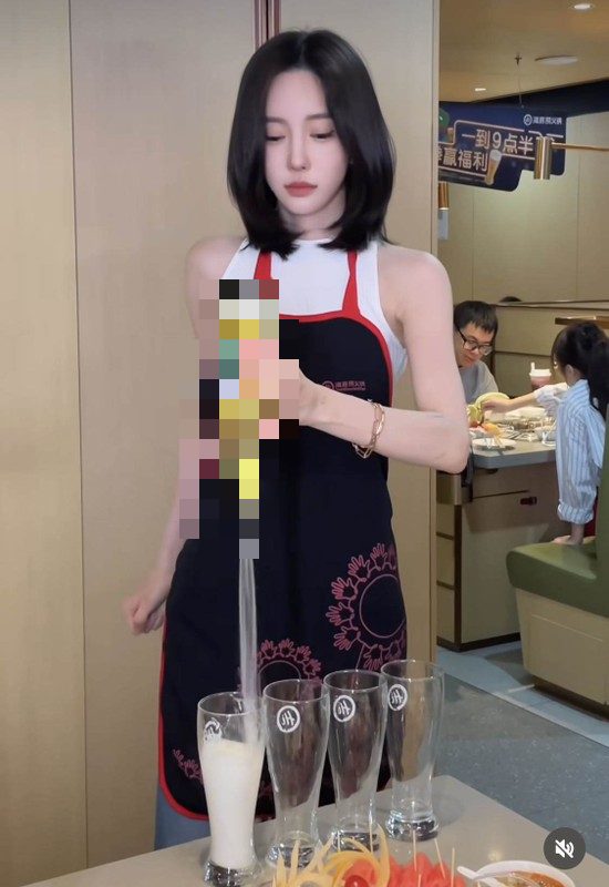 Bị hiểu nhầm là nhân viên rót bia, danh tính thực sự của nữ streamer xinh đẹp khiến dân mạng trầm trồ - Ảnh 1. Bị hiểu nhầm là nhân viên rót bia, danh tính thực sự của nữ streamer xinh đẹp khiến dân mạng trầm trồ - Ảnh 1.