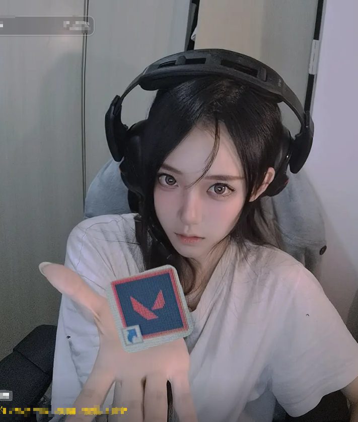 Tắt đèn chơi game lúc 3 giờ sáng, nữ streamer xinh đẹp khiến fan nam xót xa khi gặp "nghịch cảnh"- Ảnh 4. Tắt đèn chơi game lúc 3 giờ sáng, nữ streamer xinh đẹp khiến fan nam xót xa khi gặp "nghịch cảnh"- Ảnh 4.