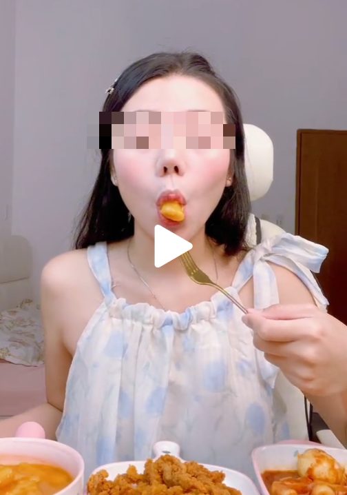 Bị tố đạo nhái video mukbang của "tiên nữ" Quỳnh Trương, TikToker âm thầm làm một chuyện - Ảnh 2. Bị tố đạo nhái video mukbang của "tiên nữ" Quỳnh Trương, TikToker âm thầm làm một chuyện - Ảnh 2.