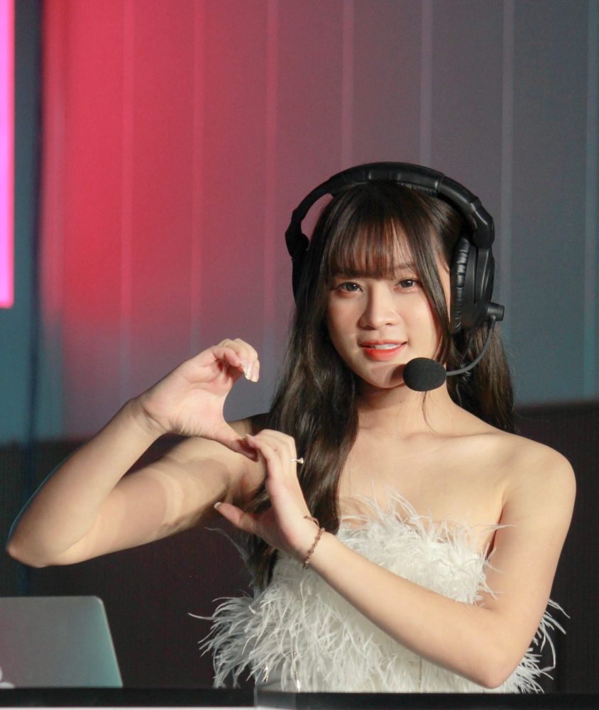 edit-z39641975503646e482bbea9b74a7f41bf889f901d67d4-1671173142358488249041-1671186455482-1671186455650431659676 Cùng gặp tình huống bất ngờ trên sân khấu lớn, hai MC Liên Quân xử lý cực khéo edit z39641975503646e482bbea9b74a7f41bf889f901d67d4 1671173142358488249041 1671186455482 1671186455650431659676