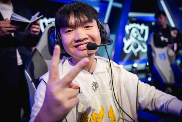 Thì bản thân Emo tại CKTG năm nay cũng đã thi đấu từ MSI và con đường thì gần như giống hệt Kati Thì bản thân Emo tại CKTG năm nay cũng đã thi đấu từ MSI và con đường thì gần như giống hệt Kati