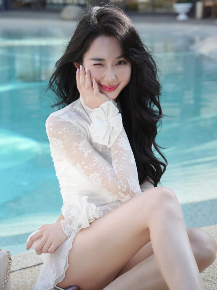 f12-2 Mina Young khiến dân mạng dụi mắt vì vòng eo siêu mỏng tưởng như không thật f12 2