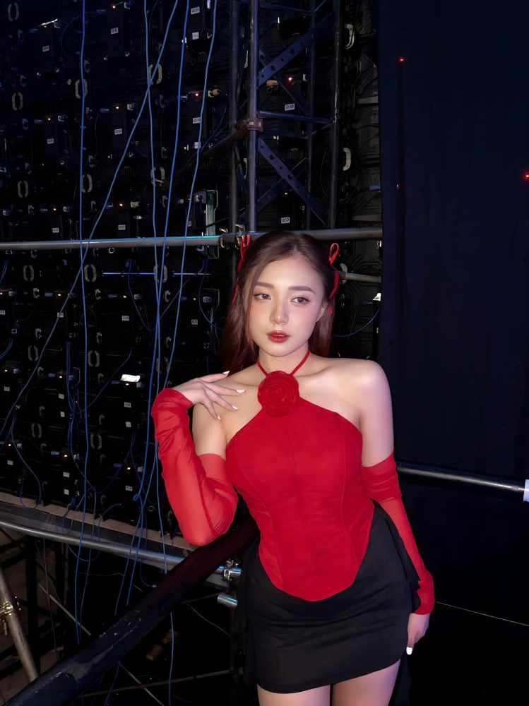 f32 MC Phương Thảo khiến game thủ Liên Quân Mobile phải dụi mắt vì vòng eo siêu mỏng tưởng như không thật f32