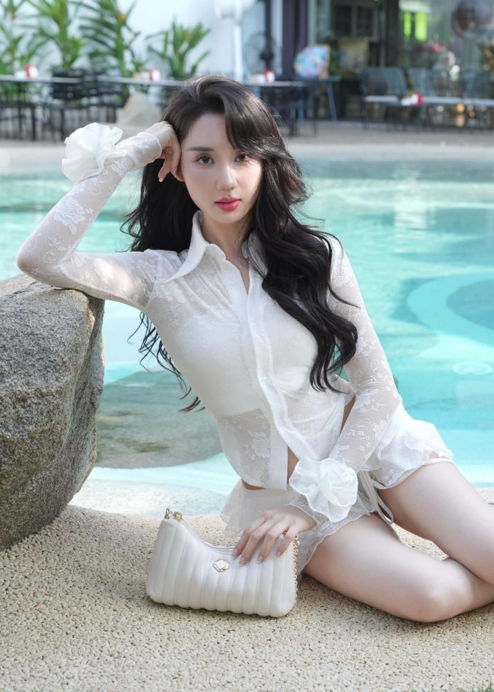 f33-1 Mina Young khiến dân mạng dụi mắt vì vòng eo siêu mỏng tưởng như không thật f33 1