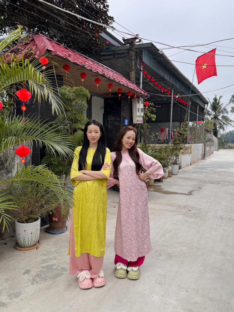 f34 Mèo Sao Hỏa đăng ảnh cực xinh xắn, duyên dáng trong trang phục truyền thống f34