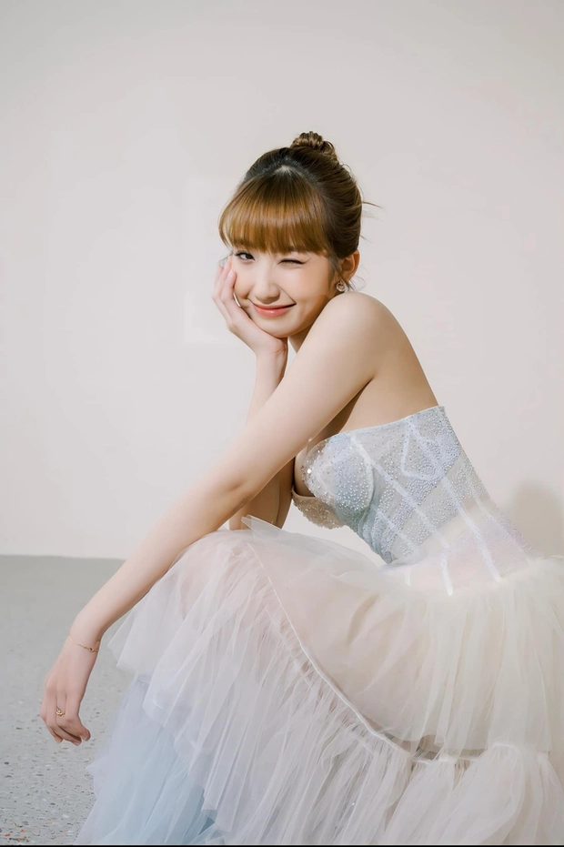 Ngắm nhìn nhan sắc đỉnh cao của Huyền 2k4, cô dâu đang khiến làng game Việt dậy sóng f6 2