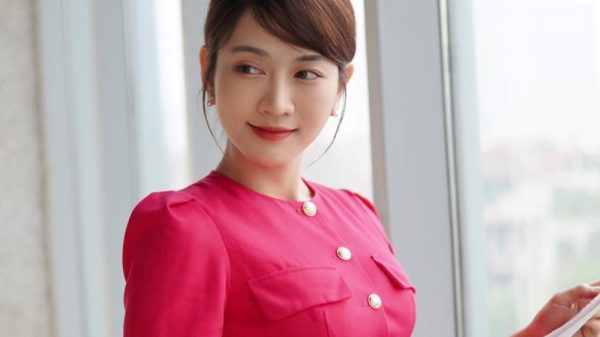 Lê Bống trong bộ trang phục nữ MC xinh như búp bê vạn người mê fgjpg