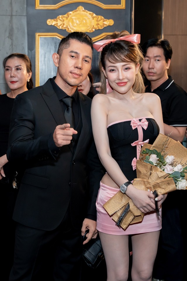 Đụng mặt Xoài Non tại một sự kiện, nhan sắc Ngân 98 tụt hạng, bị chiếm "spotlight" - Ảnh 1.