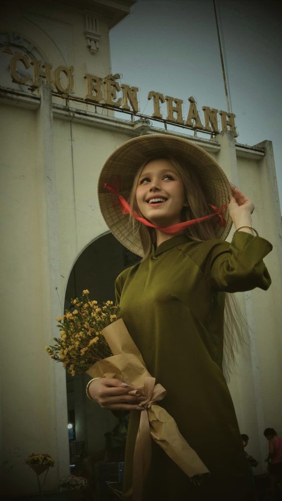 g22-1 Xoài Non yêu kiều, duyên dáng trong bộ váy dài truyền thống g22 1