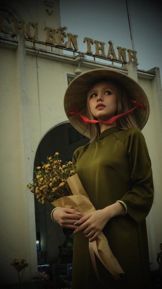 g32-1 Xoài Non yêu kiều, duyên dáng trong bộ váy dài truyền thống g32 1