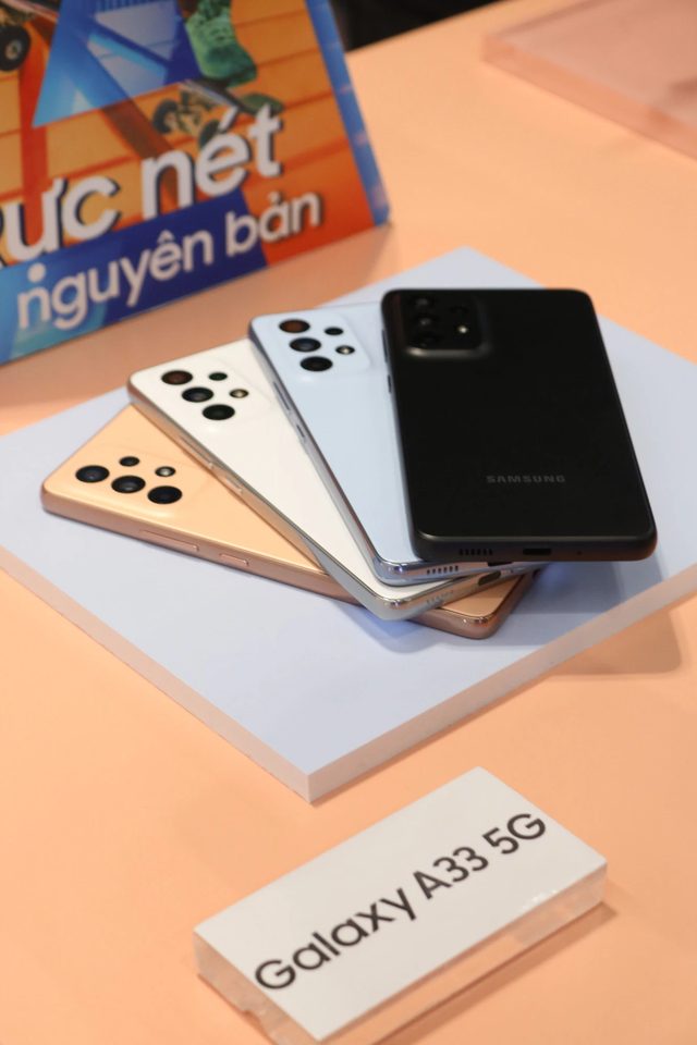 Trên tay Samsung Galaxy A33 5G: Rẻ hơn A53 5G nhưng liệu có ngon và bổ? - Ảnh 1. Trên tay Samsung Galaxy A33 5G: Rẻ hơn A53 5G nhưng liệu có ngon và bổ? - Ảnh 1.