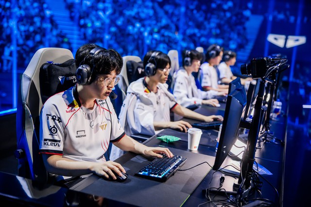 T1 lẫn BLG sẽ có cách phân tích đầy đủ hơn nhưng thời điểm đăng bài của vị HLV Gen.G Academy là quá nhạy cảm T1 lẫn BLG sẽ có cách phân tích đầy đủ hơn nhưng thời điểm đăng bài của vị HLV Gen.G Academy là quá nhạy cảm