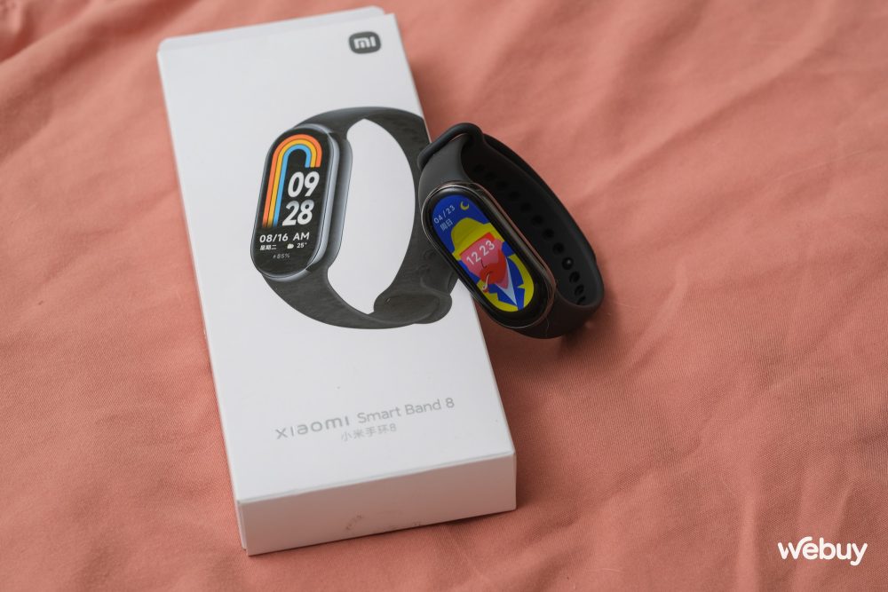 Trên tay Xiaomi Band 8 tại VN: Thiết kế không đổi nhưng nâng cấp dây đeo, có màn hình 60Hz, pin 16 ngày, giá từ 850,000 đồng - Ảnh 1. Trên tay Xiaomi Band 8 tại VN: Thiết kế không đổi nhưng nâng cấp dây đeo, có màn hình 60Hz, pin 16 ngày, giá từ 850,000 đồng - Ảnh 1.