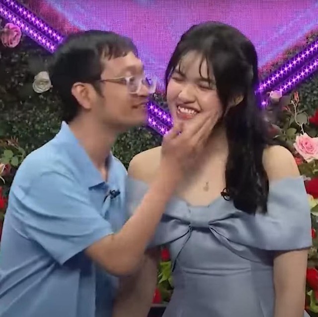 Lên show hẹn hò mai mối, chàng trai lương 100 triệu/tháng tìm được bạn gái như ý - Ảnh 2. Lên show hẹn hò mai mối, chàng trai lương 100 triệu/tháng tìm được bạn gái như ý - Ảnh 2.