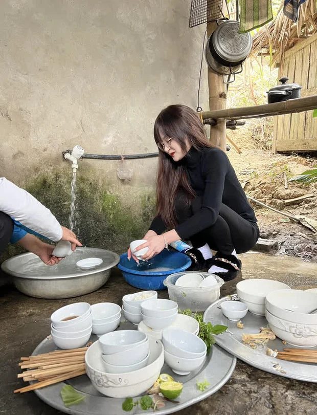 h1-5 Gấm Kami vừa xinh đẹp, vừa đảm đang khi rửa bát, nhóm lửa, luộc bánh ở quê nhà h1 5