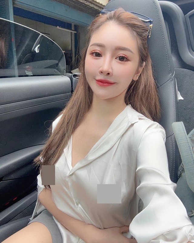 Bất chấp tai tiếng, hot girl lại diện đồ xuyên thấu nhảy múa trên sóng live - Ảnh 1. Bất chấp tai tiếng, hot girl lại diện đồ xuyên thấu nhảy múa trên sóng live - Ảnh 1.