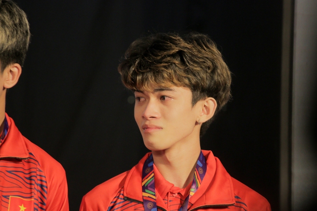 Chùm ảnh: Tốc Chiến Việt Nam giành HCV, Minh Nghi bật khóc, những chàng trai cũng rơi nước mắt - Ảnh 19. Chùm ảnh: Tốc Chiến Việt Nam giành HCV, Minh Nghi bật khóc, những chàng trai cũng rơi nước mắt - Ảnh 19.