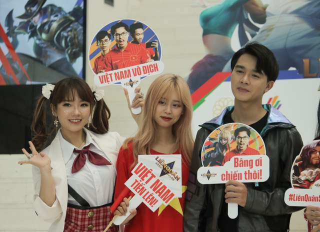 Liên Quân Việt Nam có chiến thắng đầu tiên tại SEA Games 31, fan nữ Liên Quân cực “cháy” trong ngày khai màn! - Ảnh 5. Liên Quân Việt Nam có chiến thắng đầu tiên tại SEA Games 31, fan nữ Liên Quân cực “cháy” trong ngày khai màn! - Ảnh 5.